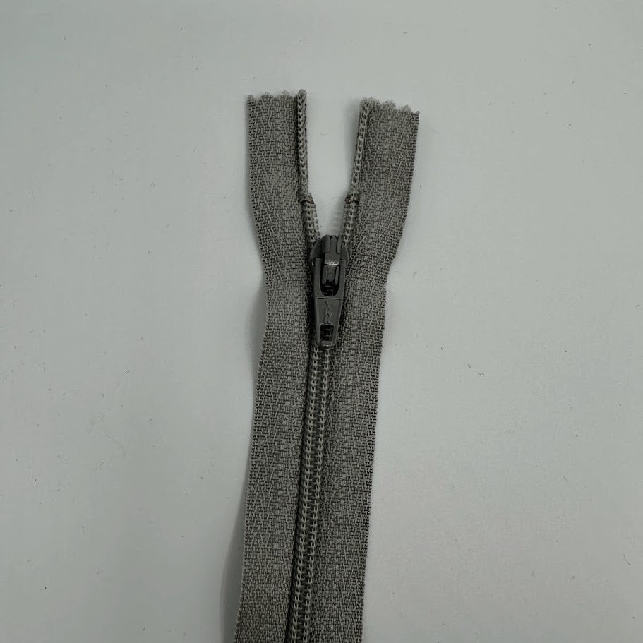 Lightweight Close-End Zipper #3 43cm (17") - Grey